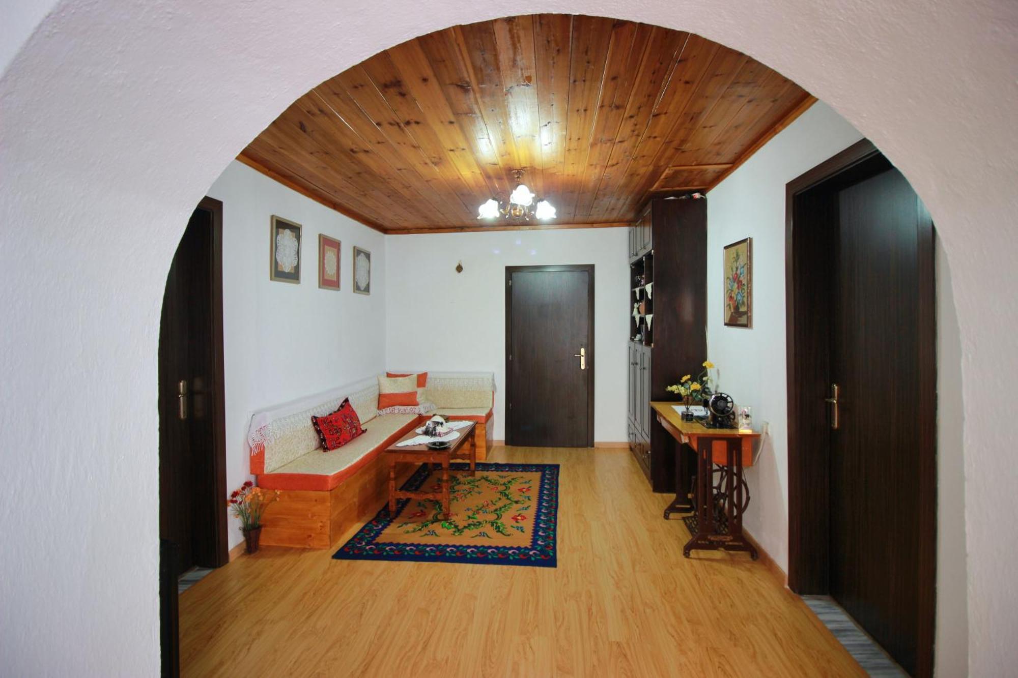 Guest House Denis จีโรคาสเตอร์ ภายนอก รูปภาพ