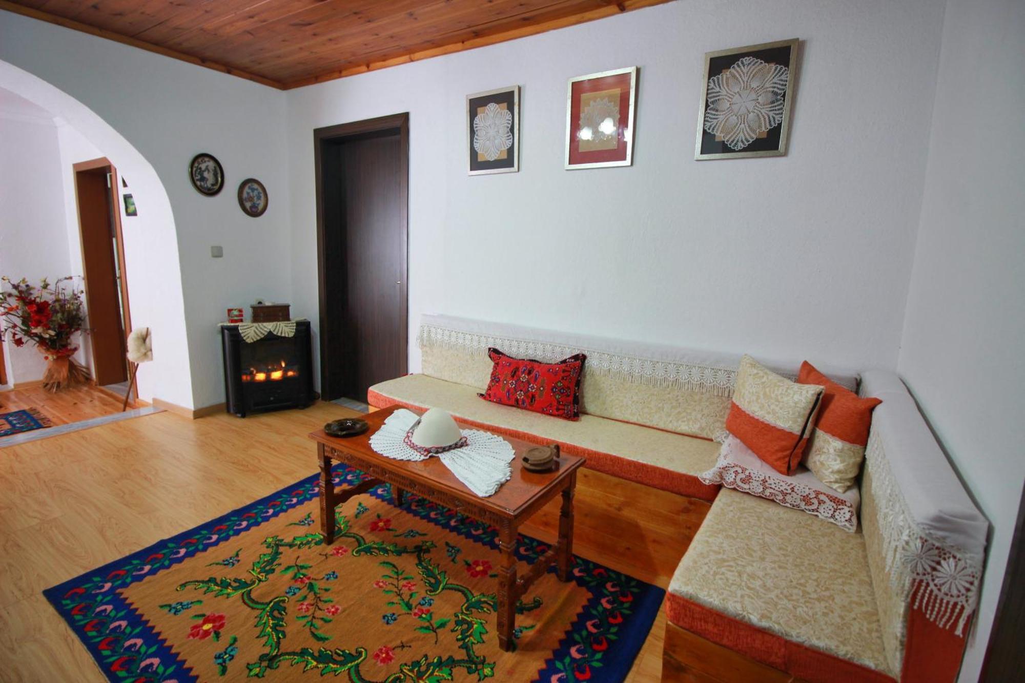 Guest House Denis จีโรคาสเตอร์ ภายนอก รูปภาพ