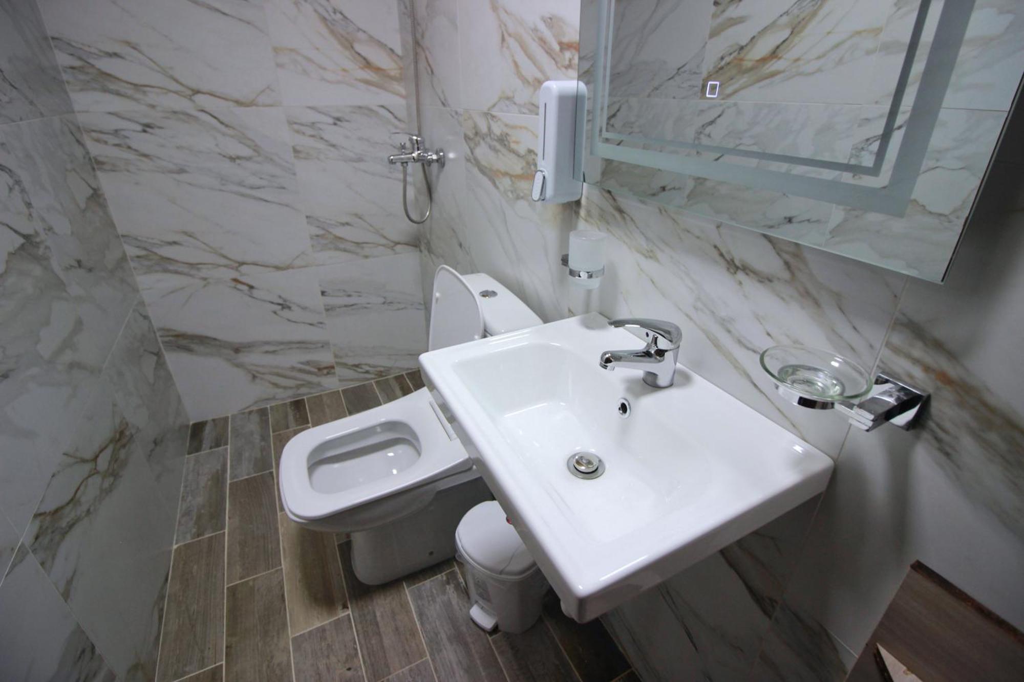 Guest House Denis จีโรคาสเตอร์ ภายนอก รูปภาพ