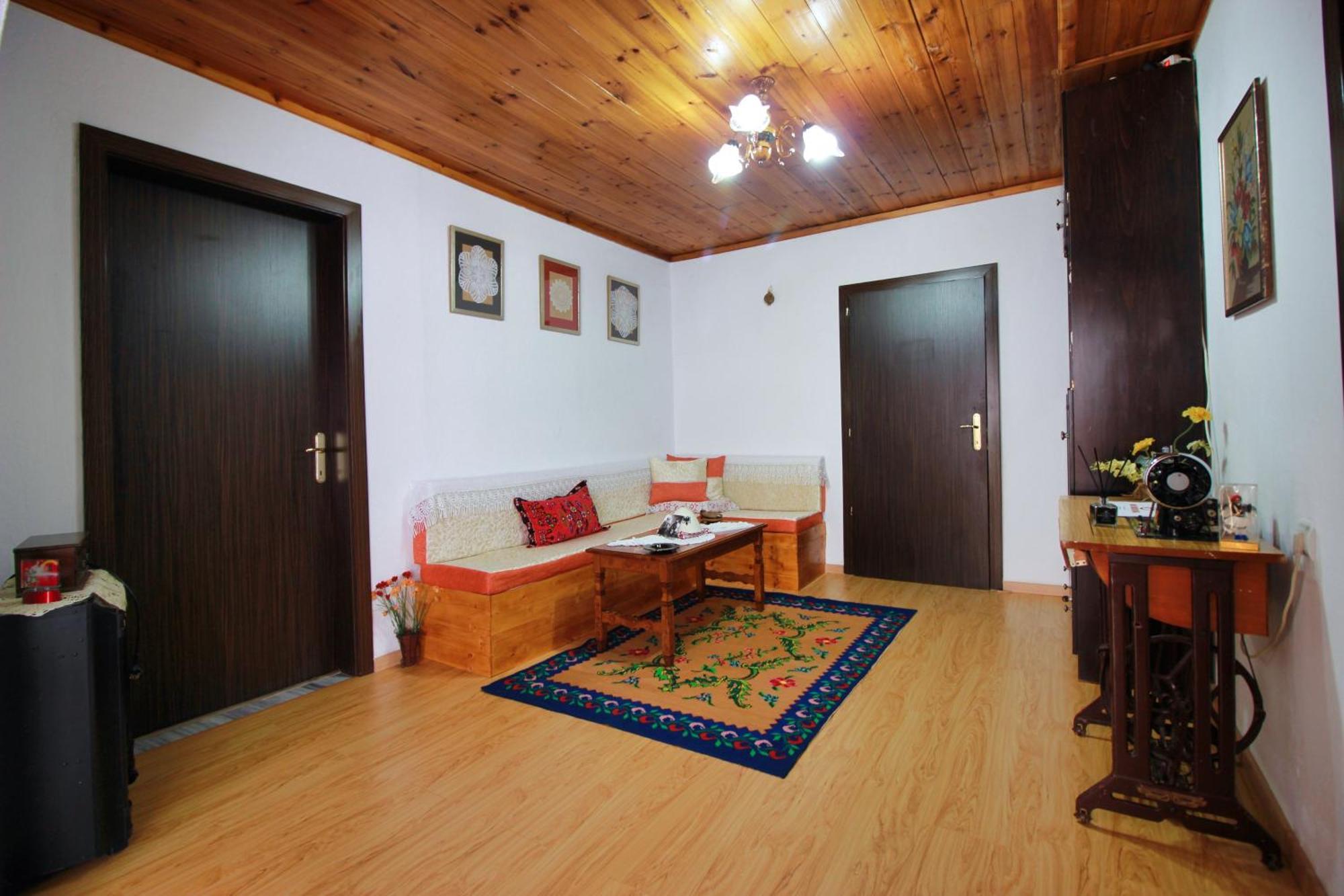 Guest House Denis จีโรคาสเตอร์ ภายนอก รูปภาพ