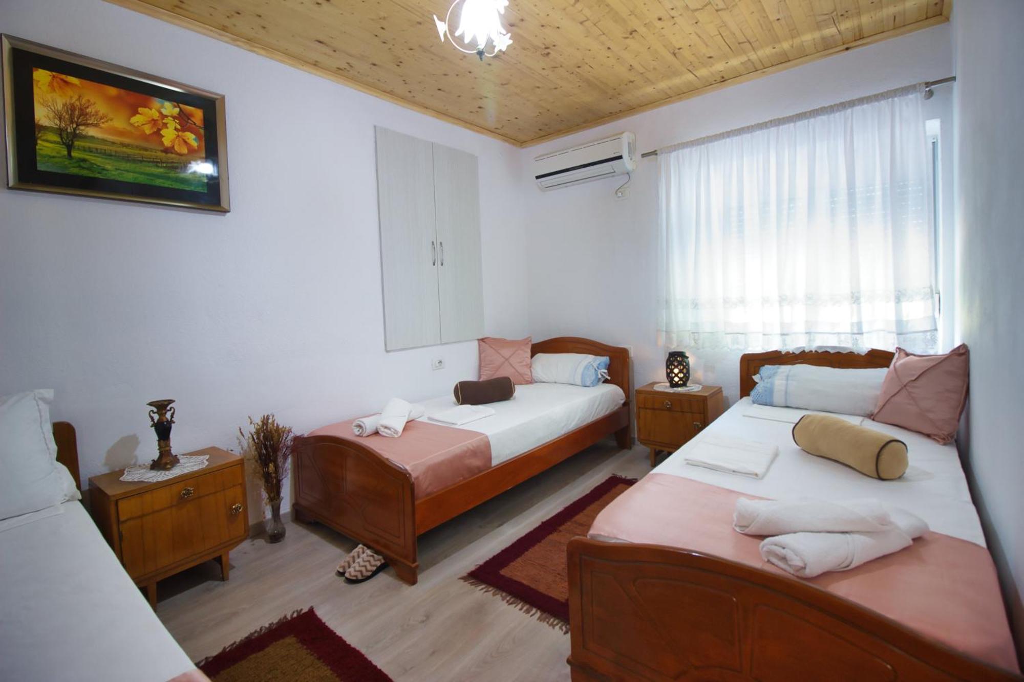 Guest House Denis จีโรคาสเตอร์ ภายนอก รูปภาพ