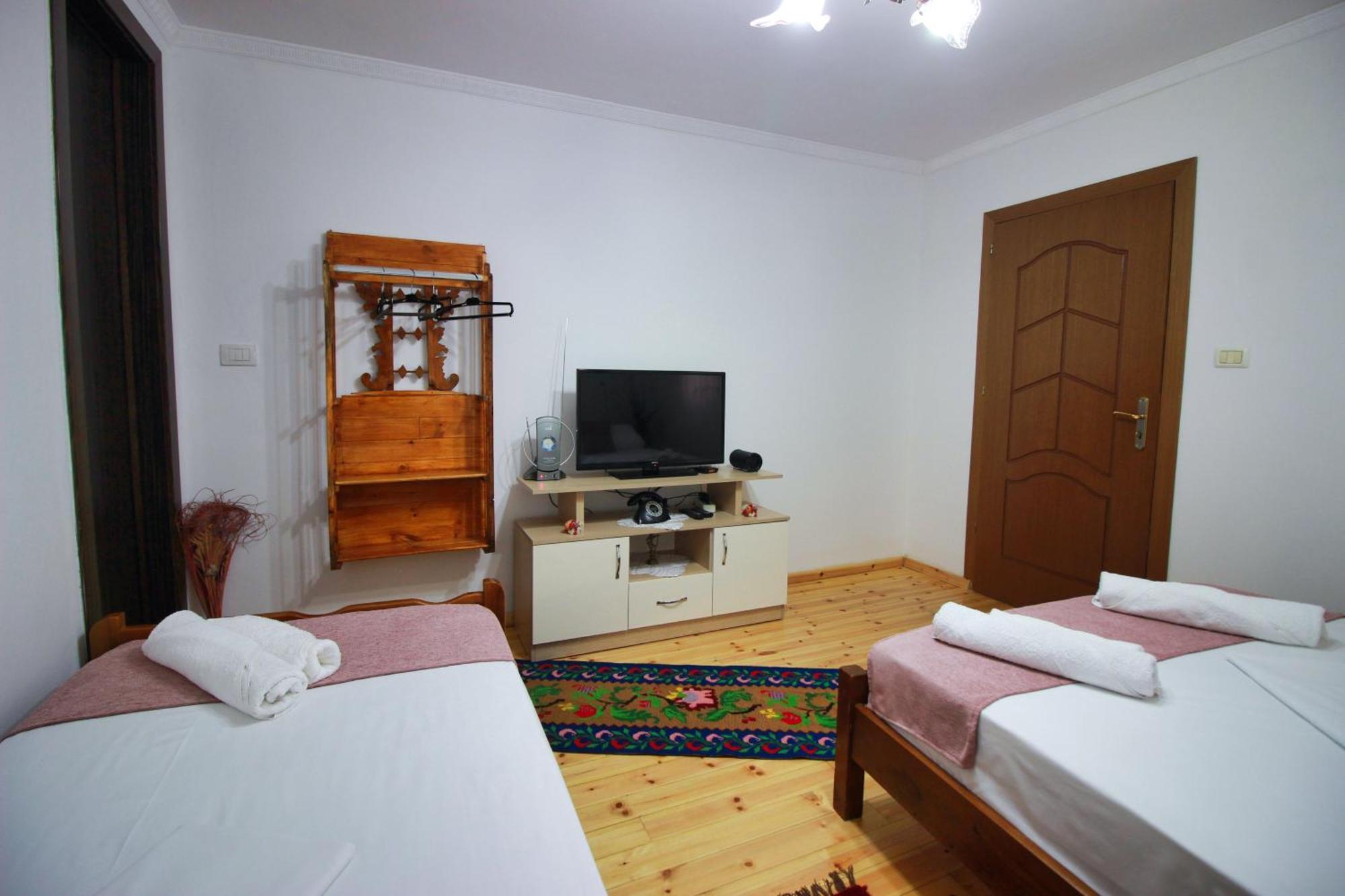 Guest House Denis จีโรคาสเตอร์ ภายนอก รูปภาพ