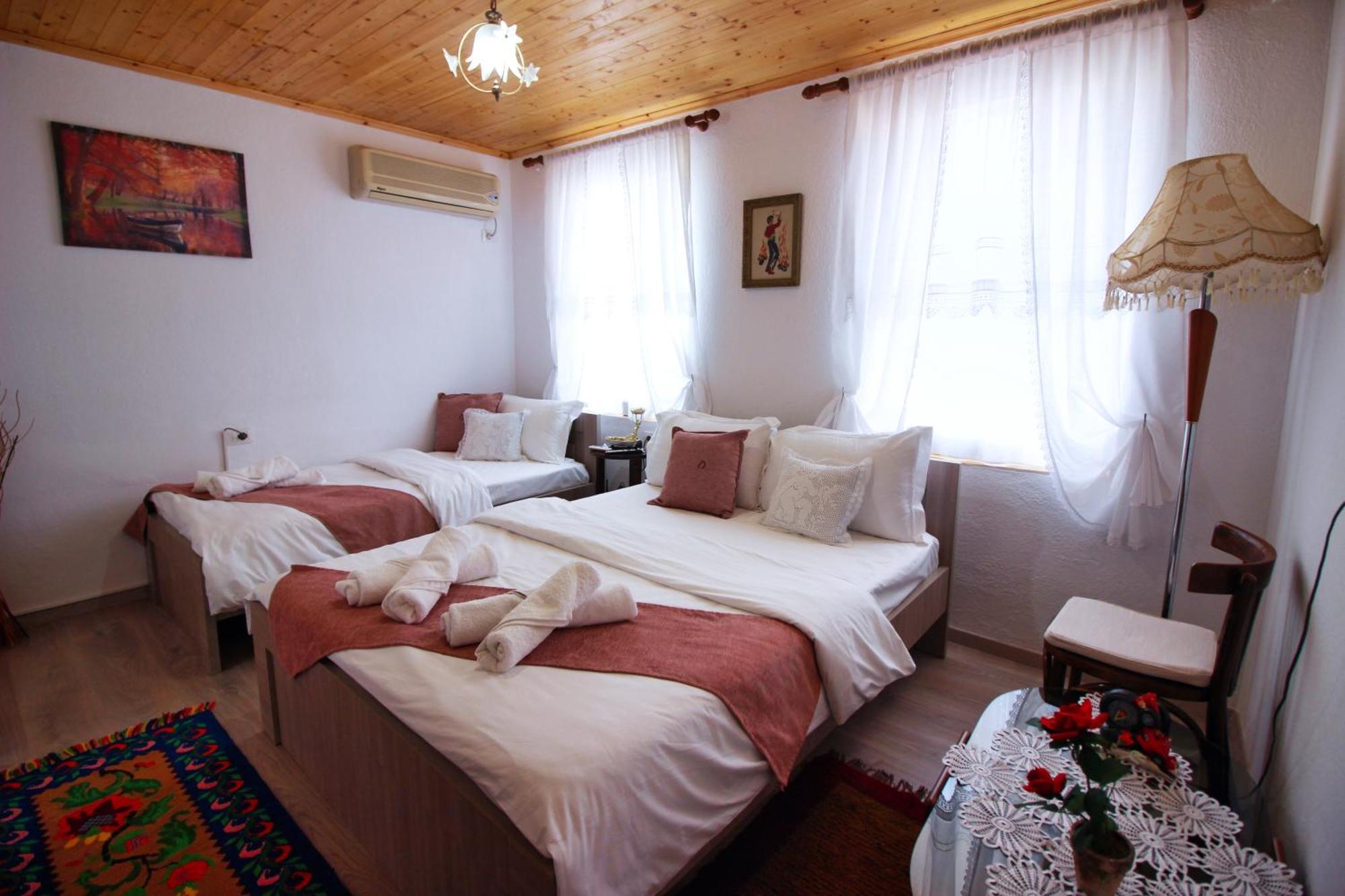 Guest House Denis จีโรคาสเตอร์ ภายนอก รูปภาพ