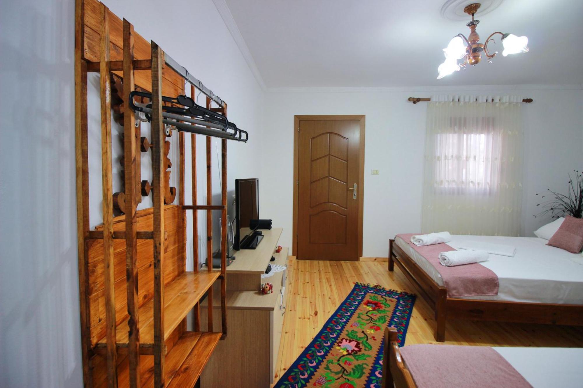 Guest House Denis จีโรคาสเตอร์ ภายนอก รูปภาพ