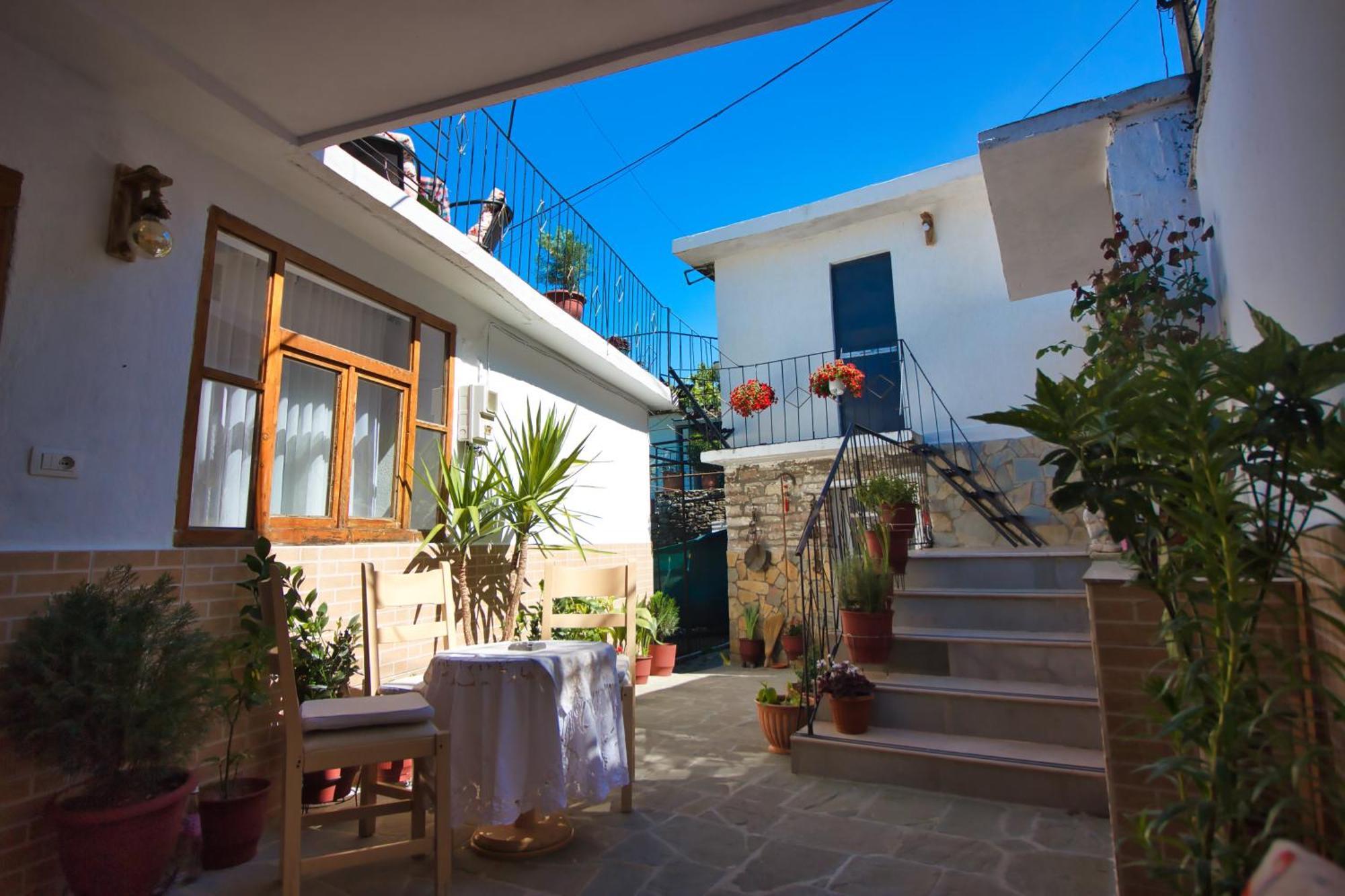 Guest House Denis จีโรคาสเตอร์ ภายนอก รูปภาพ