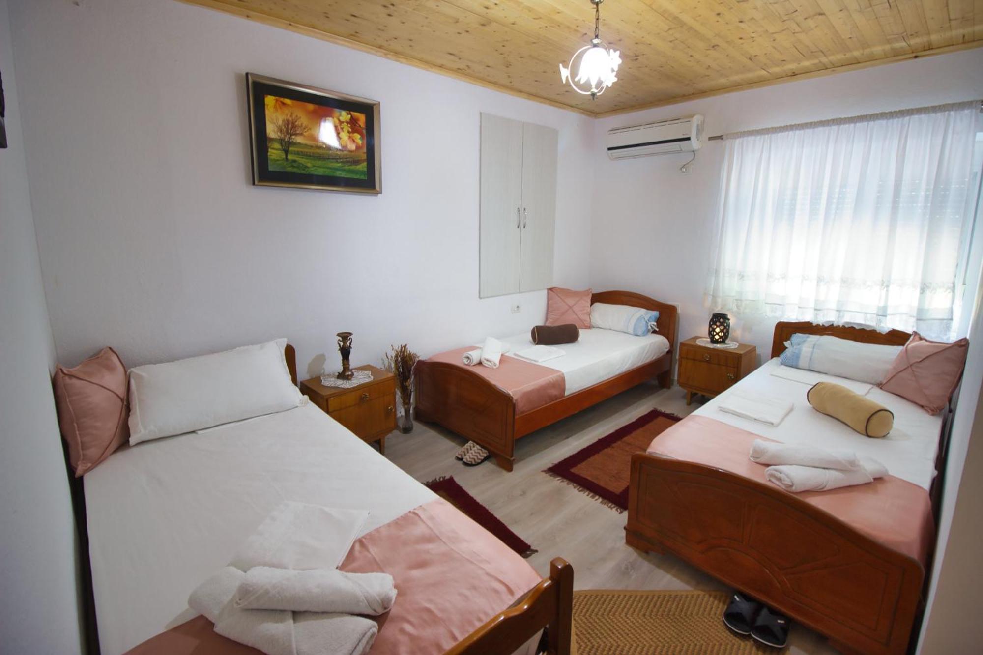 Guest House Denis จีโรคาสเตอร์ ภายนอก รูปภาพ