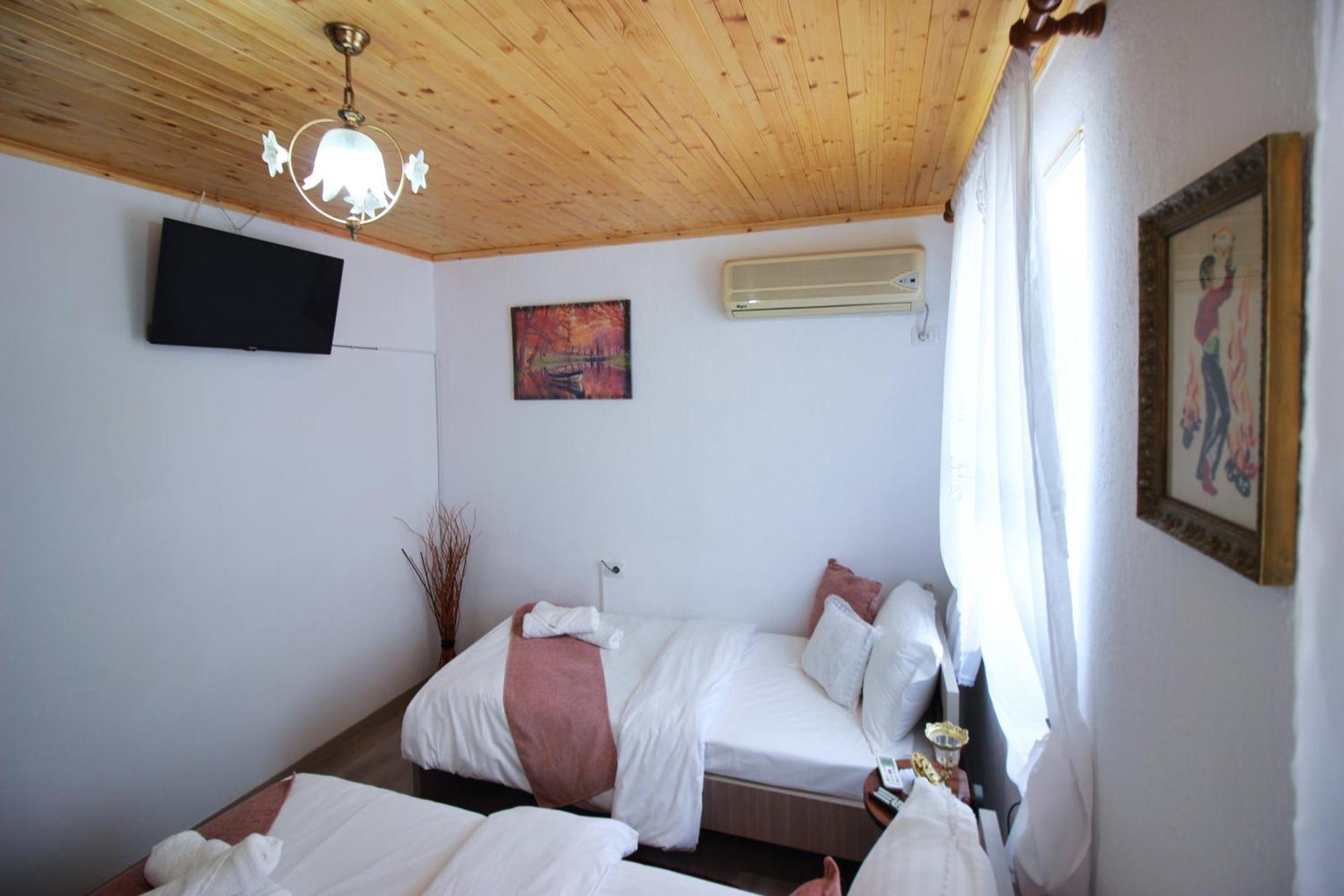 Guest House Denis จีโรคาสเตอร์ ภายนอก รูปภาพ