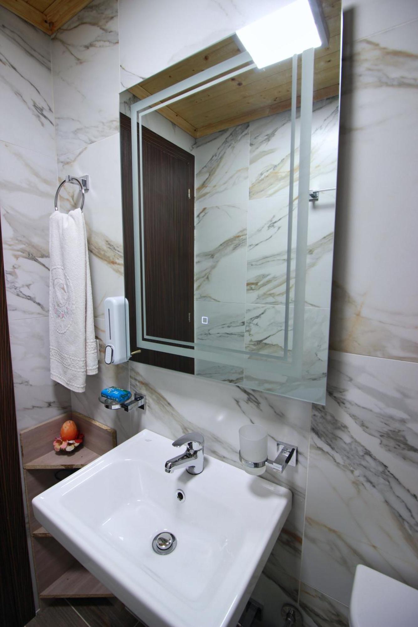 Guest House Denis จีโรคาสเตอร์ ภายนอก รูปภาพ