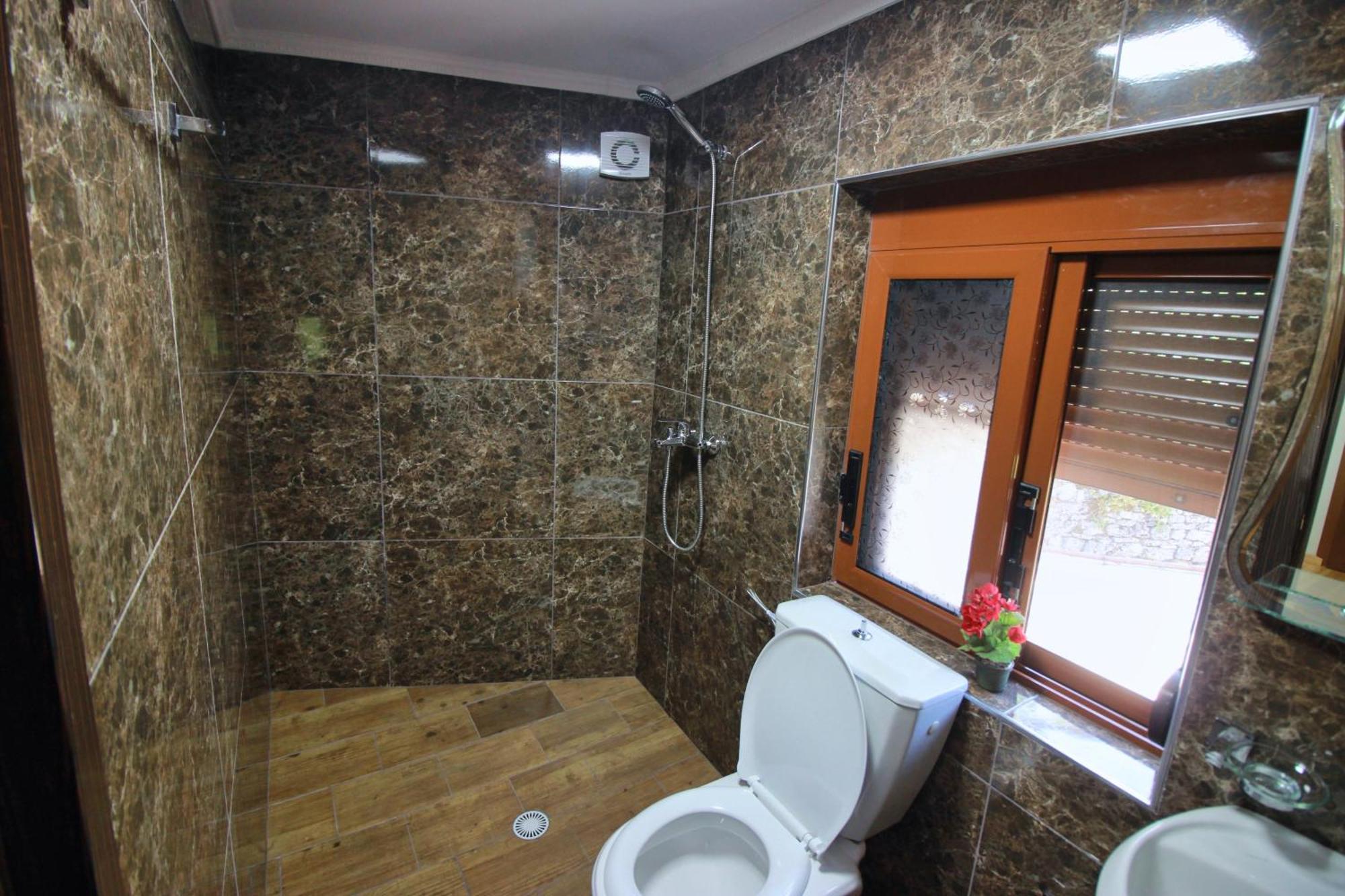 Guest House Denis จีโรคาสเตอร์ ภายนอก รูปภาพ
